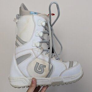 🤍🏂🏻White Burton Coco Snowboard Boots Women Size 7 lightly used.